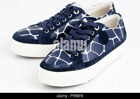 Blau fancy Sneakers auf einem weißen Hintergrund. Stockfoto