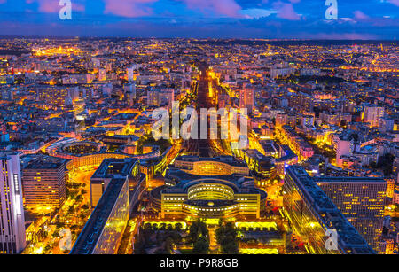 Luftaufnahme von Gare Montparnasse durch blaue Stunde von Panorama Tour Montparnasse beleuchtet. Paris urbane Stadtbild. Im Pariser Stil der Architektur von Frankreich in Europa. Nacht Szene. Stockfoto