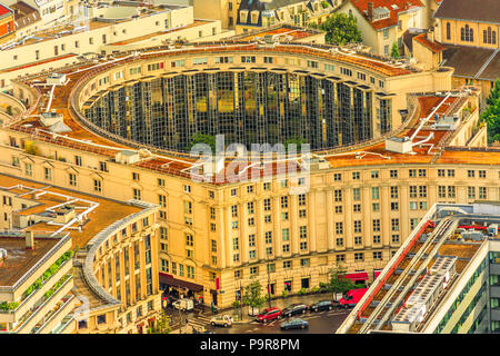 Luftaufnahme von Details von Les Echelles du Barock rund um den Jardin des Colonnes auf dem Place de Seoul von Tour Montparnasse. Pariser Stil Architektur Details. Frankreich in Europa. Sonnenuntergang geschossen. Stockfoto