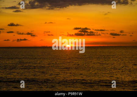 Golden Sunset am Dreamland Beach, Klapa New Kuta Beach, Pecatu, South Kuta, Badung Bali Stockfoto