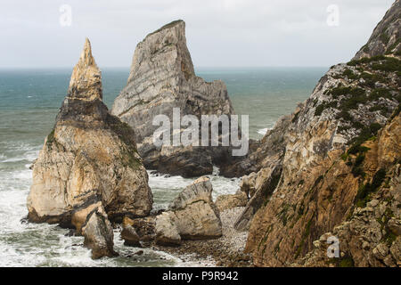 Ursa rock und Cub, Praia da Ursa Ursa, Beach, Strand, der Fels, angeblich ist die Mutter und ihr Junges, Cado da Roca", in der Nähe von Sintra, Portugal Stockfoto