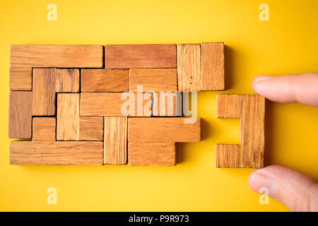 Frau hand Holzklötze arrangieren Stapeln für Schlichten Aufgabe. Konzept der Problem- und Erfolg planen zu lösen. Stockfoto