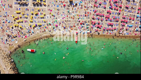 Luftaufnahme von Fliegende Drohne von Leute Entspannen am Strand in Rumänien am Schwarzen Meer Stockfoto