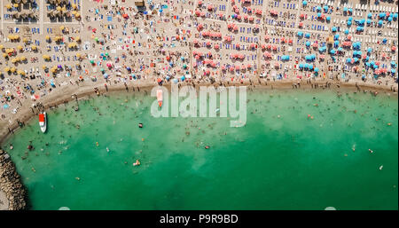 Luftaufnahme von Fliegende Drohne von Leute Entspannen am Strand in Rumänien am Schwarzen Meer Stockfoto