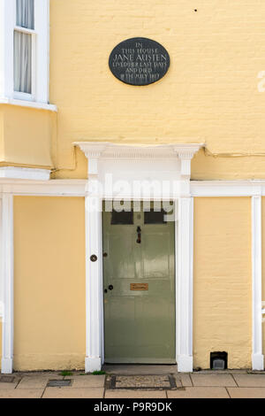 Haus mit Plakette über Tür, wo der englische Autor' Jane Austen ihre letzten Tage lebte und starb am 18. Juli 1817 in Winchester, Hampshire, England Stockfoto