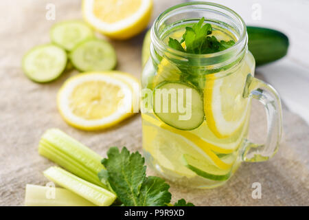 Glas detox Wasser mit Zitrone, Gurke und Sellerie auf Tisch Stockfoto