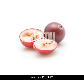 In Scheiben geschnitten Cranberry close-up auf weißem Hintergrund eine ganze und zwei Hälften getrennt Stockfoto