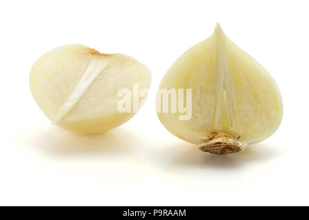 Man halbiert solo Knoblauch auf weißem Hintergrund zwei Hälften getrennt Stockfoto