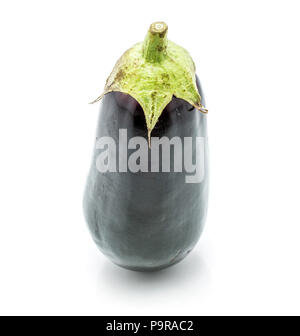 Ein ganzes Aubergine (aubergine) auf weißem Hintergrund, Vorderansicht Stockfoto