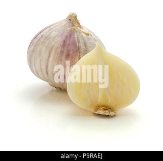 Eine ganze solo Knoblauch und die Hälfte der Scheiben Pearl auf weißem Hintergrund Stockfoto