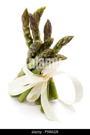 Bündel von rohem Spargel mit einer cremigen Knoten auf weißem Hintergrund gebunden Stockfoto