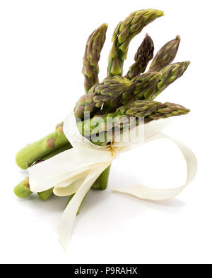 Bündel von rohem Spargel mit einer cremigen Knoten auf weißem Hintergrund gebunden Stockfoto