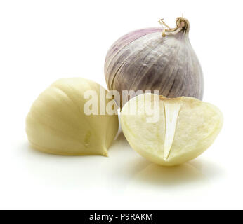 Eine ganze solo Knoblauch und zwei Hälften geschnitten auf weißem Hintergrund Stockfoto