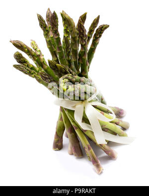 Bündel von rohem Spargel mit einer cremigen Knoten auf weißem Hintergrund gebunden Stockfoto