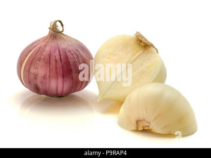 Eine ganze solo Knoblauch und zwei Hälften geschnitten auf weißem Hintergrund Stockfoto