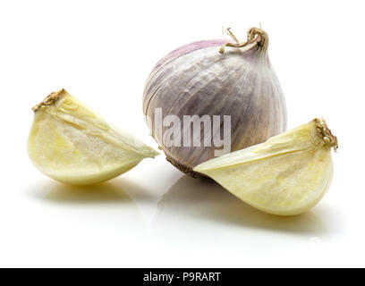 Ein ganzes und zwei Quartalen solo Knoblauch auf weißem Hintergrund Stockfoto