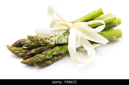 Bündel von rohem Spargel mit einer cremigen Knoten auf weißem Hintergrund gebunden Stockfoto