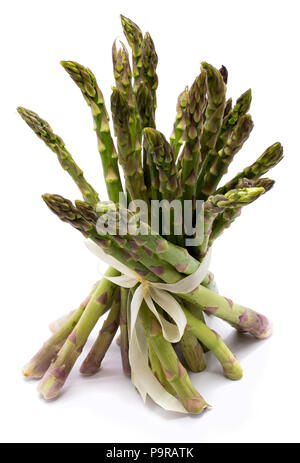 Bündel von rohem Spargel mit einer cremigen Knoten auf weißem Hintergrund gebunden Stockfoto