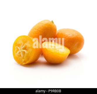 Zwei kumquat und zwei Hälften auf weißem Hintergrund Stockfoto