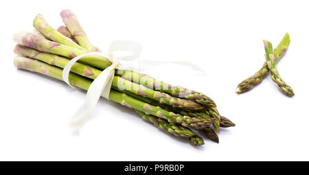 Bündel von rohem Spargel mit einer cremigen Knoten und zwei Stücke auf weißem Hintergrund gebunden Stockfoto