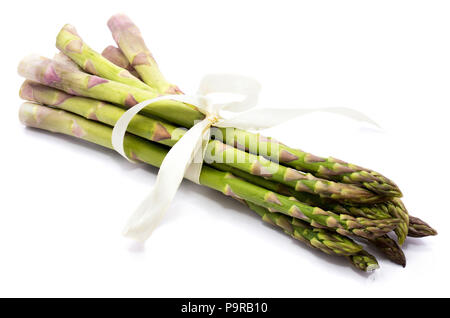 Bündel von rohem Spargel mit einer cremigen Knoten auf weißem Hintergrund gebunden Stockfoto