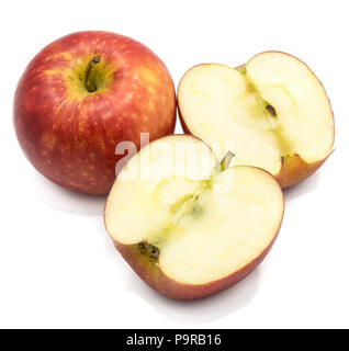 Ein ganzes Red Kanzi apple, zwei Hälften, auf weißem Hintergrund Stockfoto