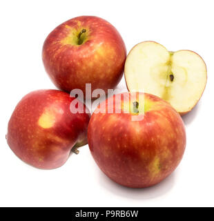 Red Kanzi Äpfel, zwei ganze, zwei Hälften, auf weißem Hintergrund Stockfoto