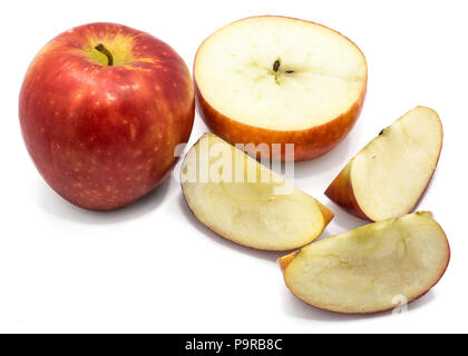 In Scheiben geschnittenen Äpfel Kanzi, ein Ganzes, Querschnitt Hälfte, Scheiben, auf weißem Hintergrund Stockfoto