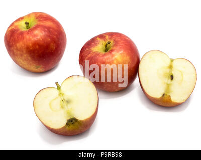 Red Kanzi Äpfel, zwei ganze, zwei Hälften, auf weißem Hintergrund Stockfoto