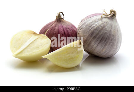 Zwei Ganze, Halbe, Viertel der solo Knoblauch auf weißem Hintergrund Stockfoto