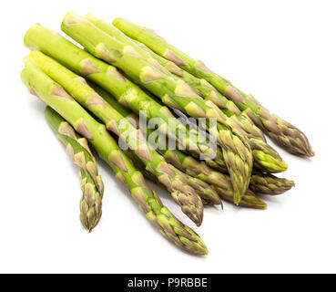 Bündel von rohem Spargel auf weißem Hintergrund Stockfoto