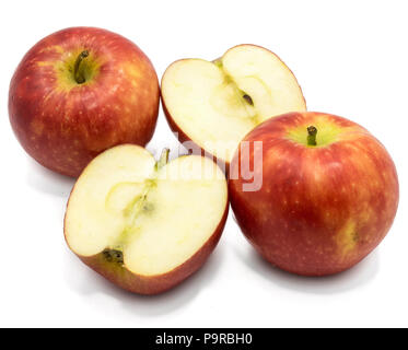 Red Kanzi Äpfel, zwei ganze, zwei Hälften, auf weißem Hintergrund Stockfoto