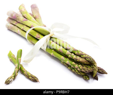 Bündel von rohem Spargel mit einer cremigen Knoten und zwei Stücke auf weißem Hintergrund gebunden Stockfoto