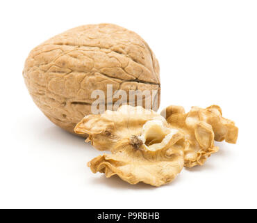 Walnüsse auf weißem Hintergrund ohne Schale und drei isolierten geschält Mutter Hälften Stockfoto