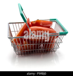 San Marzano Tomaten in Korb auf weißem Hintergrund Stockfoto