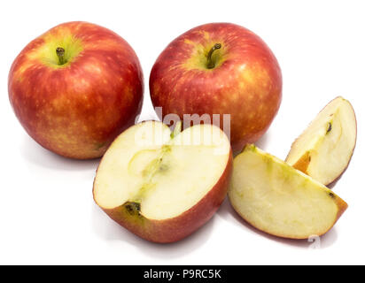 Zwei ganze Kanzi Äpfel, Hälfte, zwei Scheiben, auf weißem Hintergrund Stockfoto