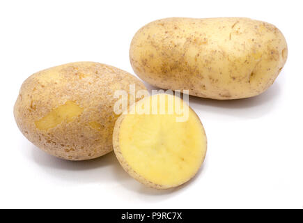 Zwei ganze Kartoffeln und eine Hälfte auf weißem Hintergrund Stockfoto