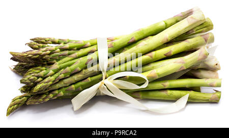 Bündel von rohem Spargel mit einer cremigen Knoten auf weißem Hintergrund gebunden Stockfoto