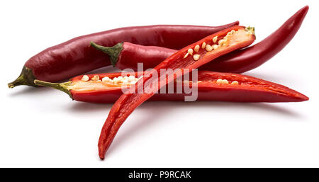 Zwei Ganze rote Chilischoten und zwei Hälften auf weißem Hintergrund Stockfoto