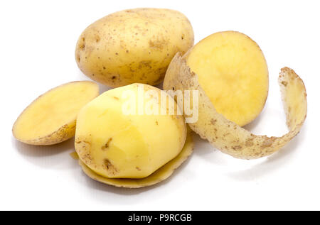 In Scheiben geschnitten und geschälte Kartoffeln auf weißem Hintergrund Stockfoto