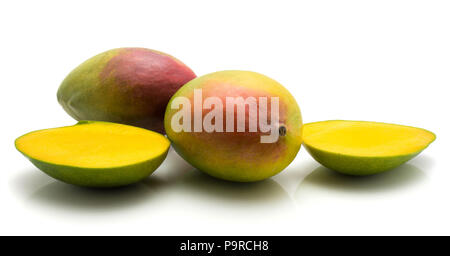 Mango isoliert auf weißem Hintergrund zwei ganze zwei Hälften Stockfoto
