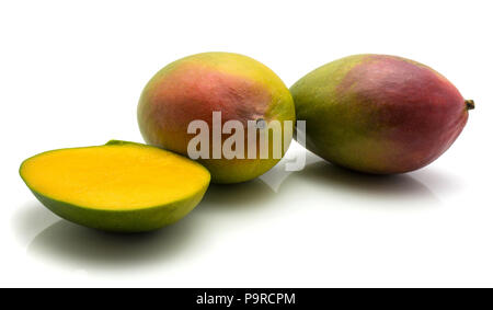 Mango isoliert auf weißem Hintergrund zwei ganze Hälfte Stockfoto