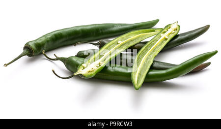 Gruppe von grünen Paprika, ganze und zwei Hälften, auf weißem Hintergrund Stockfoto