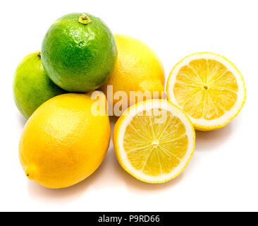 Zitrusfrüchte. Zwei ganze Limonen, Zitronen und seinen Hälften auf weißem Hintergrund Stockfoto