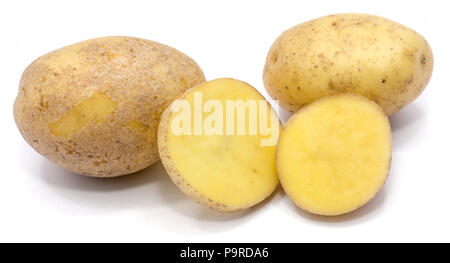 Zwei ganze Kartoffeln und halbiert auf weißem Hintergrund Stockfoto