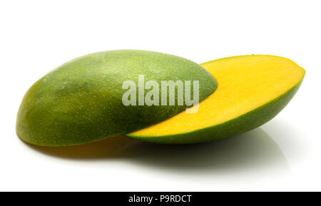 In Scheiben geschnittene Mango auf weißem Hintergrund in der Hälfte isoliert Stockfoto