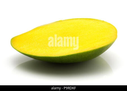 In Scheiben geschnittene Mango auf weißem Hintergrund eine Hälfte isoliert Stockfoto