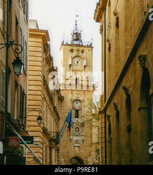 Aix-en-Provence, Frankreich - April 2002 - Rue Marechal Foch und Tour de l'Horloge und Hotel de Ville bei Aix-en-Provence, Provence-Alpes-Cote d'Azur, Fran Stockfoto