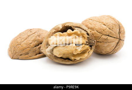 Walnüsse isoliert auf weißem Hintergrund ohne Schale und eine offene mit nutmeat Stockfoto