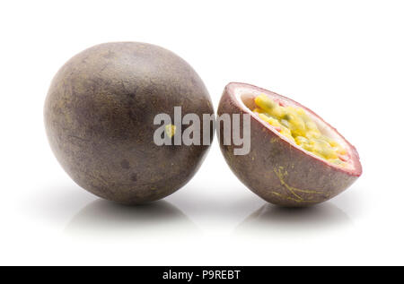 Passionsfrüchte auf weißem Hintergrund eine ganze Hälfte isoliert Stockfoto
